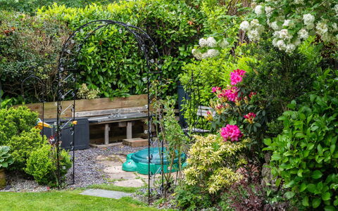 Swallow Cottage: Flor, Jardín, Arbusto, Planta De La Comunidad, Cobertura Del Suelo, Primavera, Patio Interior, Paisajismo, Yarda