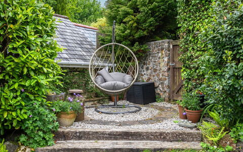 Swallow Cottage: Jardín, Arbusto, Mueble, Mueble Para Exteriores, Cobertura Del Suelo, Patio Interior, Silla, Maceta, Paisajismo