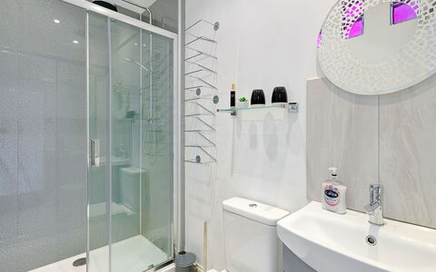 Lansdowne: Baño, Diseño De Interiores, Arreglo De Tubería, Piso, Suelo, Baño, Mueble De Baño, Plomería, Grifo, Ducha