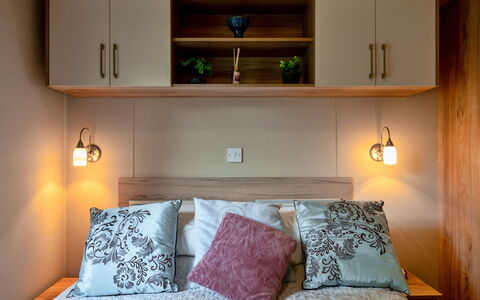 Stargazey: Mueble, Diseño De Interiores, Habitación, Madera, Cama, Gabinetes, Habitación, Sábana, Piso, Cajón