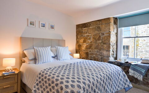 St. Ives 636: Mueble, Diseño De Interiores, Cama, Habitación, Piso, Linos, Lecho, Suelo, Techo, Habitación