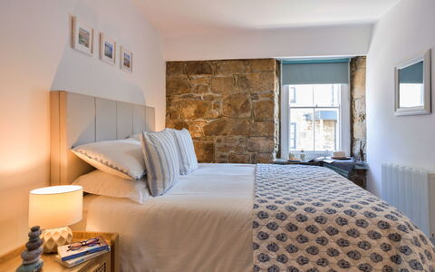 St. Ives 636: Mueble, Diseño De Interiores, Cama, Habitación, Lecho, Pared, Sábana, Piso, Suelo, Linos