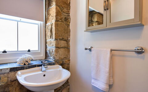 St. Ives 636: Arreglo De Tubería, Pared, Baño, Lavabo Del Baño, Lavabo, Diseño De Interiores, Grifo, Piso, Espejo, Encendiendo