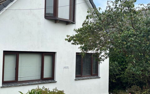 Michel: Edificio, Pared, Ventana, Casa, Casa, Barrio Residencial, Techo, Cabaña, Puerta, Arbusto