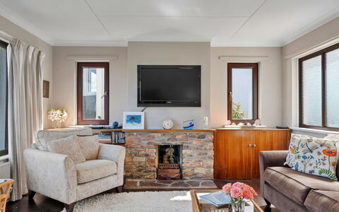 Michel: Mueble, Diseño De Interiores, Sofá, Sala, Madera, Piso, Televisión, Techo, Habitación, Suelo