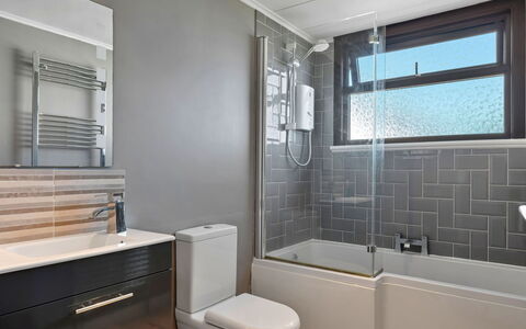 Michel: Baño, Arreglo De Tubería, Piso, Diseño De Interiores, Suelo, Lavabo, Plomería, Grifo, Bañera, Loseta