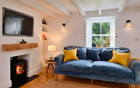 Millstone Cottage: Mueble, Diseño De Interiores, Sofá, Madera, Piso, Sala, Suelo, Arrojar La Almohada, Encendiendo, Casa