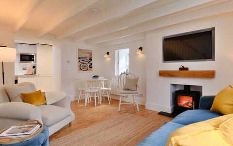 Millstone Cottage: Mueble, Diseño De Interiores, Piso, Suelo, Pared, Sofá, Habitación, Madera, Techo, Sala
