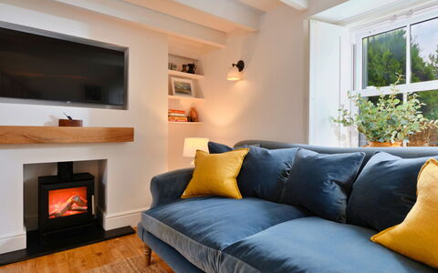 Millstone Cottage: Mueble, Diseño De Interiores, Pared, Sofá, Piso, Madera, Sala, Suelo, Habitación, Encendiendo