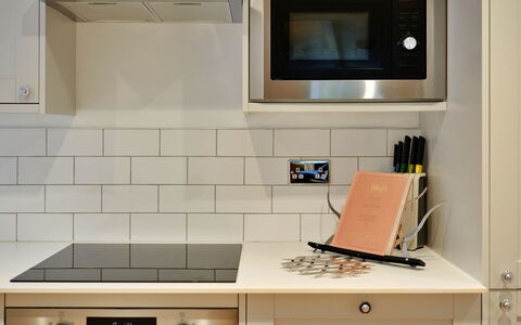 Millstone Cottage: Aparato De Cocina, Cocina, Electrodoméstico, Mostrador, Gabinetes, Madera, Piso, Diseño De Interiores, Electrodoméstico, Estufa De Cocina