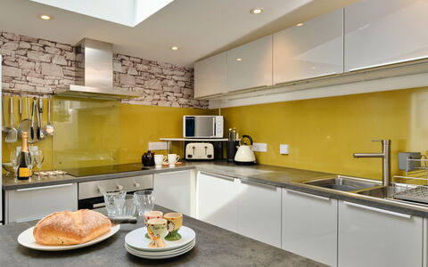 Penzance 624: Cocina, Aparato De Cocina, Mostrador, Electrodoméstico, Diseño De Interiores, Amarillo, Piso, Techo, Mueble, Gabinetes