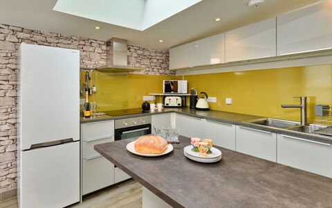Penzance 624: Cocina, Mostrador, Diseño De Interiores, Mueble, Aparato De Cocina, Electrodoméstico, Piso, Madera, Techo, Suelo