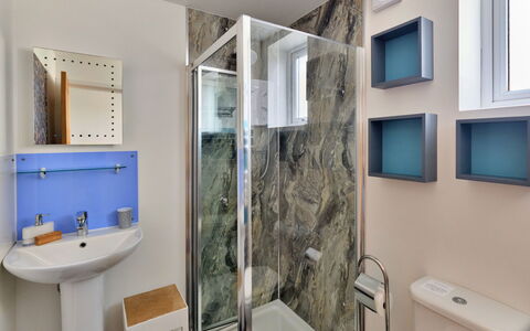Penzance 624: Arreglo De Tubería, Baño, Lavabo Del Baño, Piso, Diseño De Interiores, Lavabo, Suelo, Espejo, Grifo, Plomería