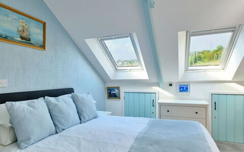 Penzance 624: Habitación, Madera, Diseño De Interiores, Techo, Cama, Suelo, Encendiendo, Piso, Habitación, Mueble