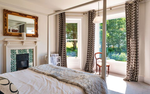 The Old Vicarage: Diseño De Interiores, Mueble, Pared, Madera, Casa, Piso, Suelo, Habitación, Techo, Cama