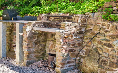 The Old Vicarage: Klippe, Pared De Piedra, Cobertura Del Suelo, Losa, Jardín, Base, Paisajismo, Guijarro