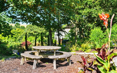 The Old Vicarage: Mueble Para Exteriores, Mueble, Arbusto, Jardín, Banco Al Aire Libre, Planta De La Comunidad, Mesa Al Aire Libre, Banco, Mesa De Picnic, Sombra