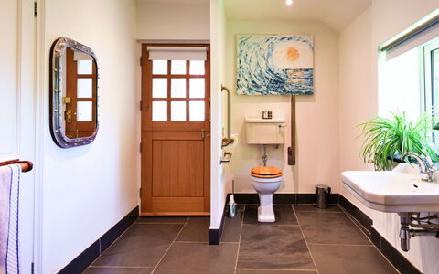 The Old Vicarage: Diseño De Interiores, Piso, Arreglo De Tubería, Baño, Suelo, Baño, Plomería, Grifo, Encendiendo, Lavabo