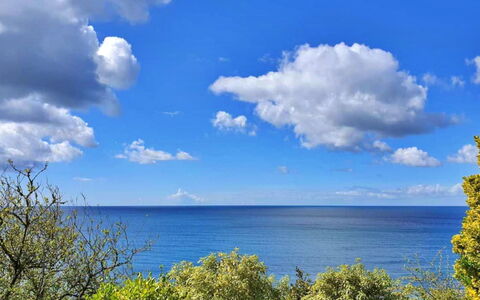 Little Watch House: Cielo, Azul, Nube, Tiempo De Día, Agua, Cuerpo De Agua, Horizonte, Mar, Cúmulo, Verano