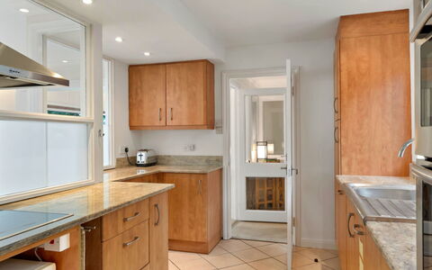 Little Watch House: Mostrador, Gabinetes, Piso, Mueble, Cocina, Diseño De Interiores, Madera, Suelo, Aparato De Cocina, Habitación