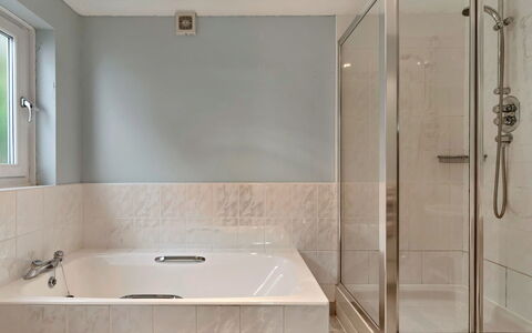 Little Watch House: Baño, Bañera, Arreglo De Tubería, Piso, Pared, Suelo, Diseño De Interiores, Grifo, Techo, Plomería