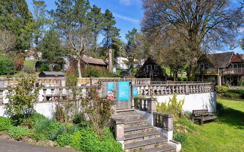 Toblerone Lodge: Árbol, Arbusto, Casa, Primavera, Cerca, Jardín, Cabaña, Paisajismo, Sombra