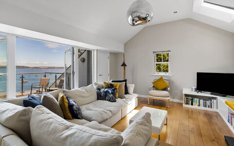 Bownder House: Mueble, Sofá, Diseño De Interiores, Piso, Suelo, Techo, Sala, Habitación, Encendiendo
