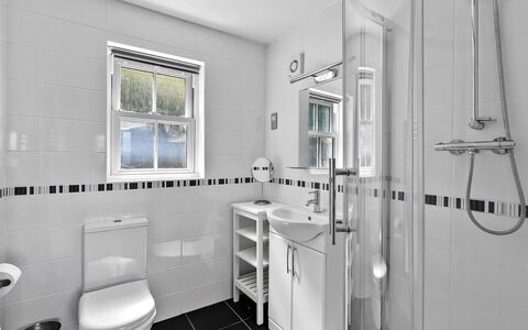 Bownder House: Asiento Del Baño, Baño, Arreglo De Tubería, Baño, Lavabo, Diseño De Interiores, Piso, Suelo, Plomería, Grifo