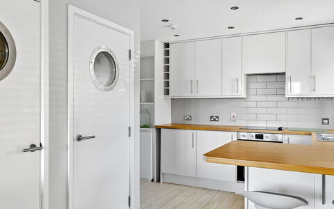 Bownder House: Diseño De Interiores, Pared, Piso, Madera, Mostrador, Suelo, Cocina, Gabinetes, Mueble, Casa