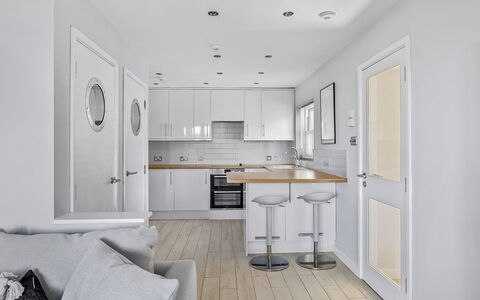 Bownder House: Mueble, Diseño De Interiores, Piso, Suelo, Pared, Madera, Techo, Cocina, Mostrador, Casa