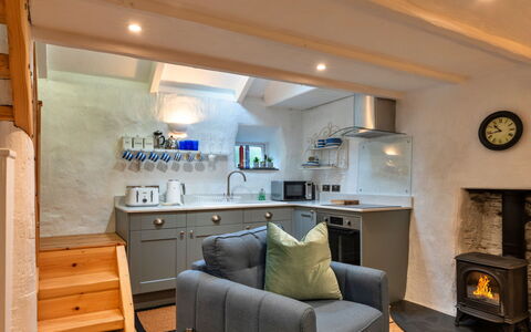 Spray Barn: Mueble, Diseño De Interiores, Piso, Madera, Suelo, Techo, Habitación, Encendiendo, Gabinetes, Mostrador