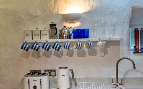 Spray Barn: Cocina, Diseño De Interiores, Aparato De Cocina, Estantería, Estante, Botella, Pequeños Electrodomésticos, Mostrador, Grifo