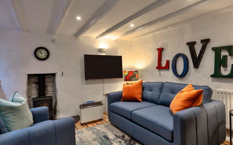 Spray Barn: Mueble, Sofá, Diseño De Interiores, Pared, Piso, Madera, Suelo, Sala, Habitación, Techo