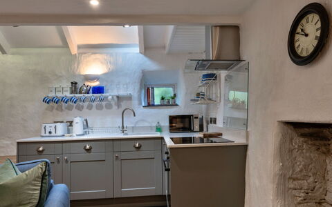 Spray Barn: Aparato De Cocina, Cocina, Mostrador, Electrodoméstico, Mueble, Diseño De Interiores, Gabinetes, Piso, Electrodoméstico, Arreglo De Tubería