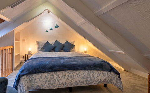 Spray Barn: Habitación, Diseño De Interiores, Cama, Mueble, Madera, Techo, Piso, Sábana, Suelo, Lecho