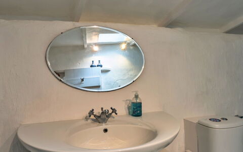 Spray Barn: Lavabo Del Baño, Arreglo De Tubería, Lavabo, Espejo, Grifo, Diseño De Interiores, Baño, Plomería, Techo, Habitación
