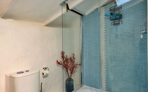 Spray Barn: Baño, Arreglo De Tubería, Pared, Diseño De Interiores, Grifo, Lavabo, Piso, Suelo, Plomería, Lavabo Del Baño