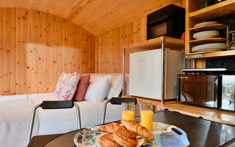 Demelza Shepherd'S Hut: Diseño De Interiores, Madera, Piso, Suelo, Habitación, Techo, Manchas De Madera, Habitación, Madera Dura, Cama