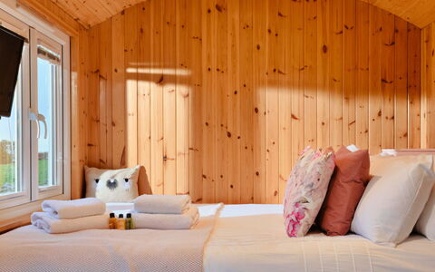 Demelza Shepherd'S Hut: Madera, Diseño De Interiores, Habitación, Piso, Suelo, Cama, Encendiendo, Habitación, Casa, Sábana