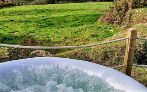 Demelza Shepherd'S Hut: Piscina, Jacuzzi, Eco Hotel, Bañera, Granja