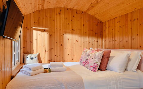 Demelza Shepherd'S Hut: Diseño De Interiores, Habitación, Madera, Cama, Piso, Sábana, Lecho, Suelo, Encendiendo, Mueble
