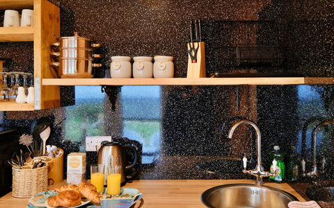 Demelza Shepherd'S Hut: Cocina, Mostrador, Granito, Aparato De Cocina, Arreglo De Tubería, Material Natural, Grifo, Plomería, Gabinetes, Manchas De Madera