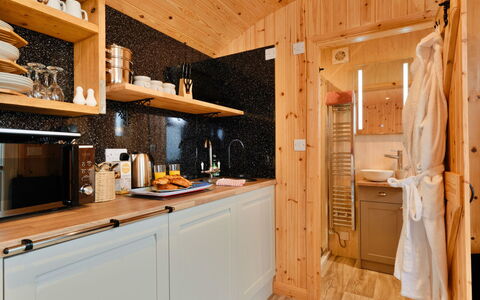Demelza Shepherd'S Hut: Madera, Piso, Cocina, Diseño De Interiores, Gabinetes, Mostrador, Mueble, Arreglo De Tubería, Suelo, Encendiendo