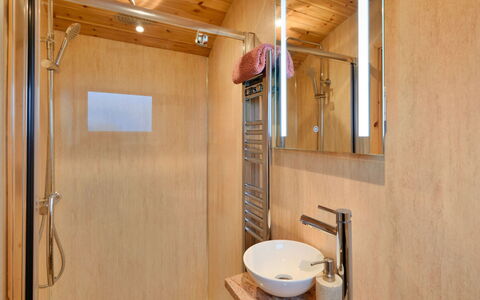 Demelza Shepherd'S Hut: Arreglo De Tubería, Piso, Madera, Suelo, Diseño De Interiores, Lavabo Del Baño, Lavabo, Baño, Plomería, Grifo