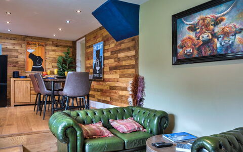 High Cross House: Mueble, Diseño De Interiores, Madera, Piso, Sofá, Sala, Suelo, Techo, Encendiendo, Suelos De Madera