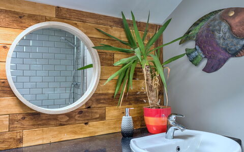 High Cross House: Espejo, Diseño De Interiores, Encendiendo, Lavabo Del Baño, Arreglo De Tubería, Lavabo, Grifo, Baño, Vaso, Planta De Casa
