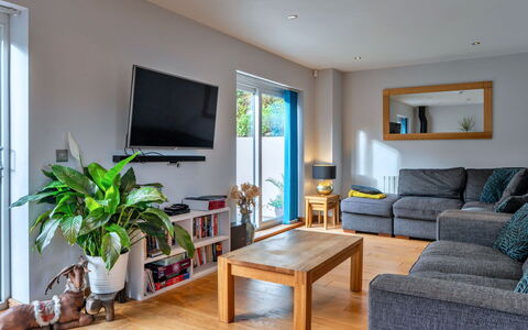 Lake View: Mueble, Diseño De Interiores, Piso, Sofá, Madera, Suelo, Habitación, Sala, Techo, Encendiendo