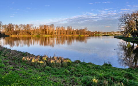 Lake View: Cielo, Azul, Agua, Los Recursos Hídricos, Verde, Cuerpo De Agua, Naturaleza, Paisaje Natural, Entorno Natural, Camino Acuático