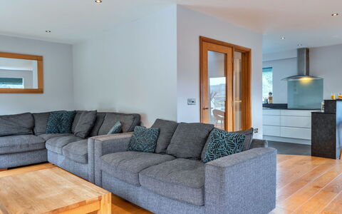 Lake View: Mueble, Sofá, Diseño De Interiores, Piso, Suelo, Madera, Sala, Habitación, Techo