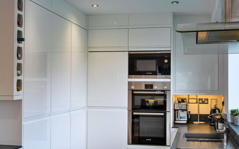 Lake View: Aparato De Cocina, Cocina, Electrodoméstico, Diseño De Interiores, Gabinetes, Piso, Madera, Mostrador, Electrodoméstico, Techo